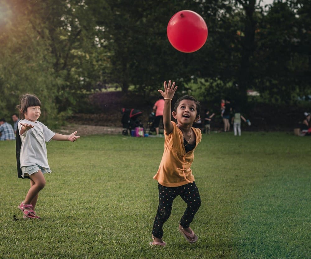 Niños y niñas jugando al aire libre